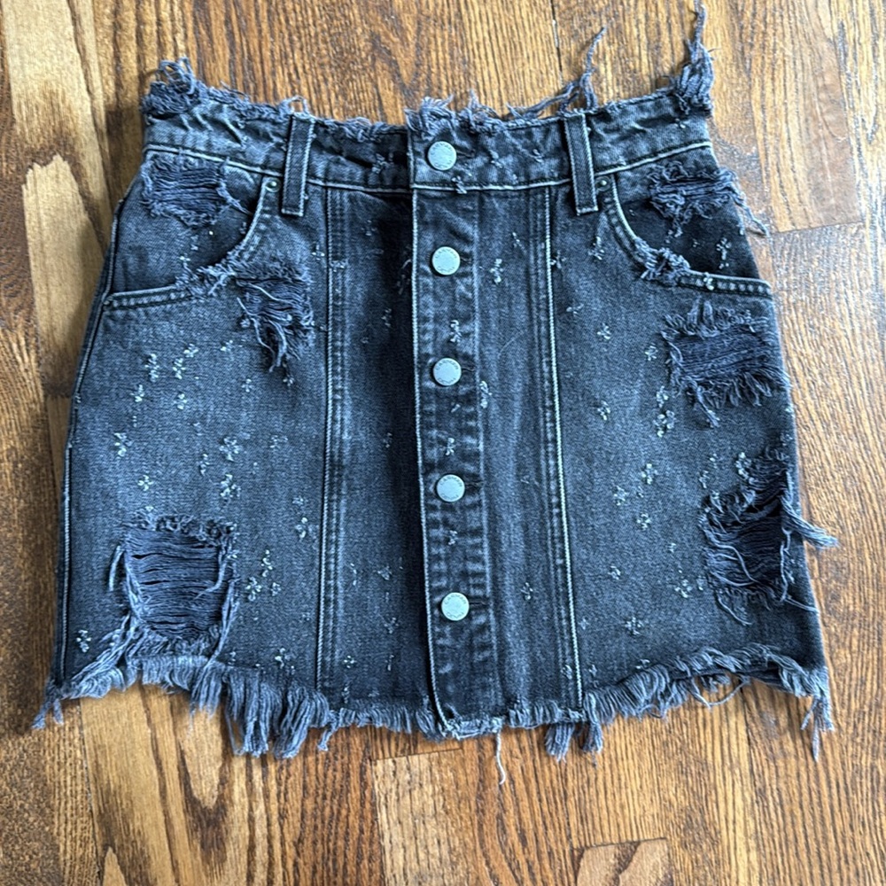 Super cute LF Distressed denim skirt